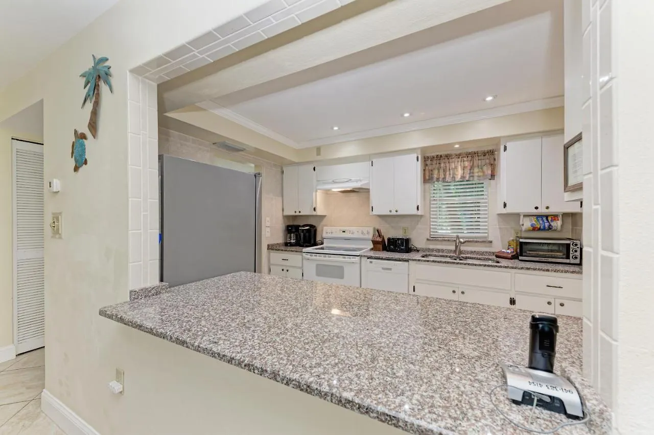 Sea Grape 2- Beachfront Apartment