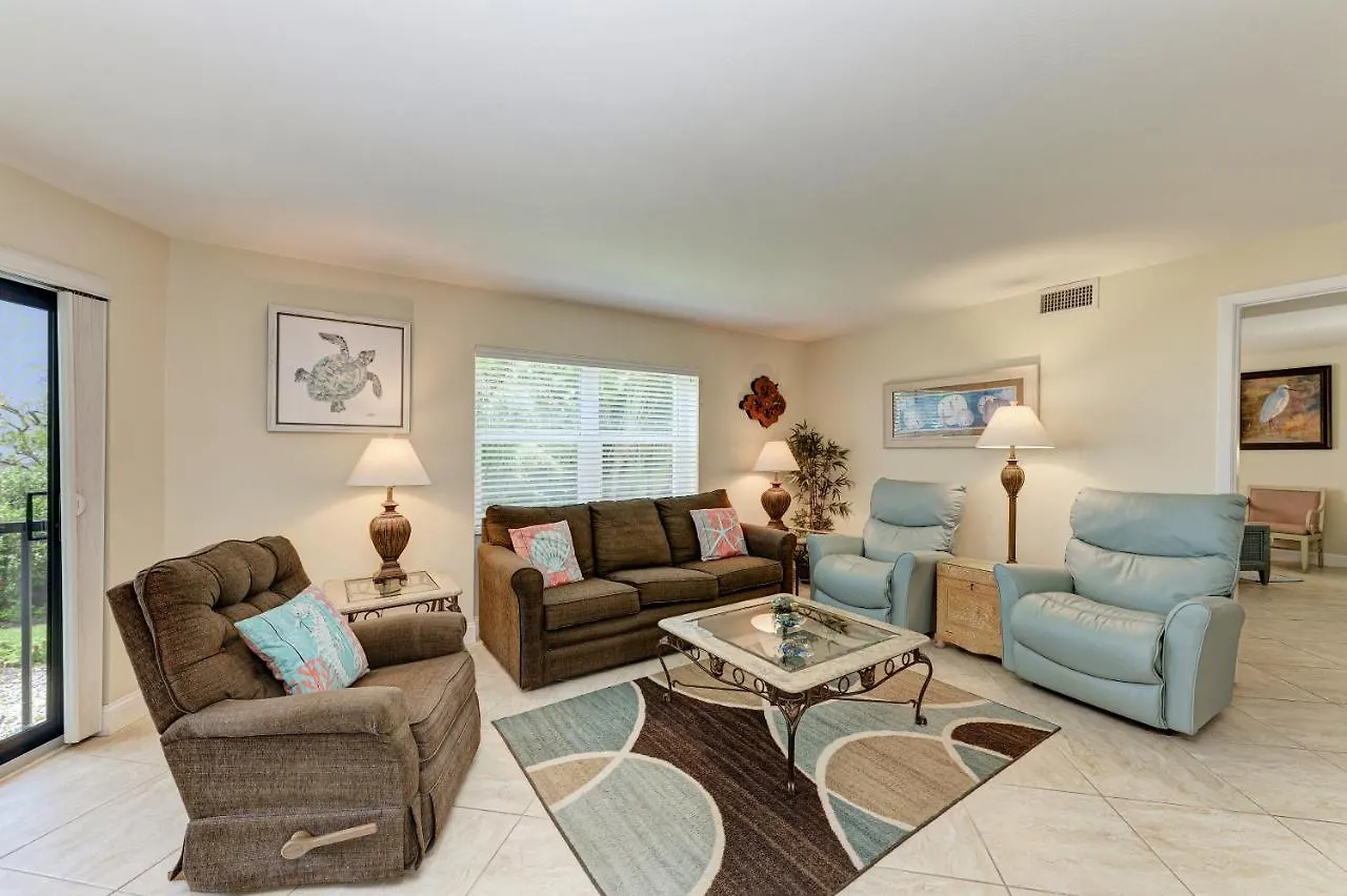 Sea Grape 2- Beachfront Apartment *