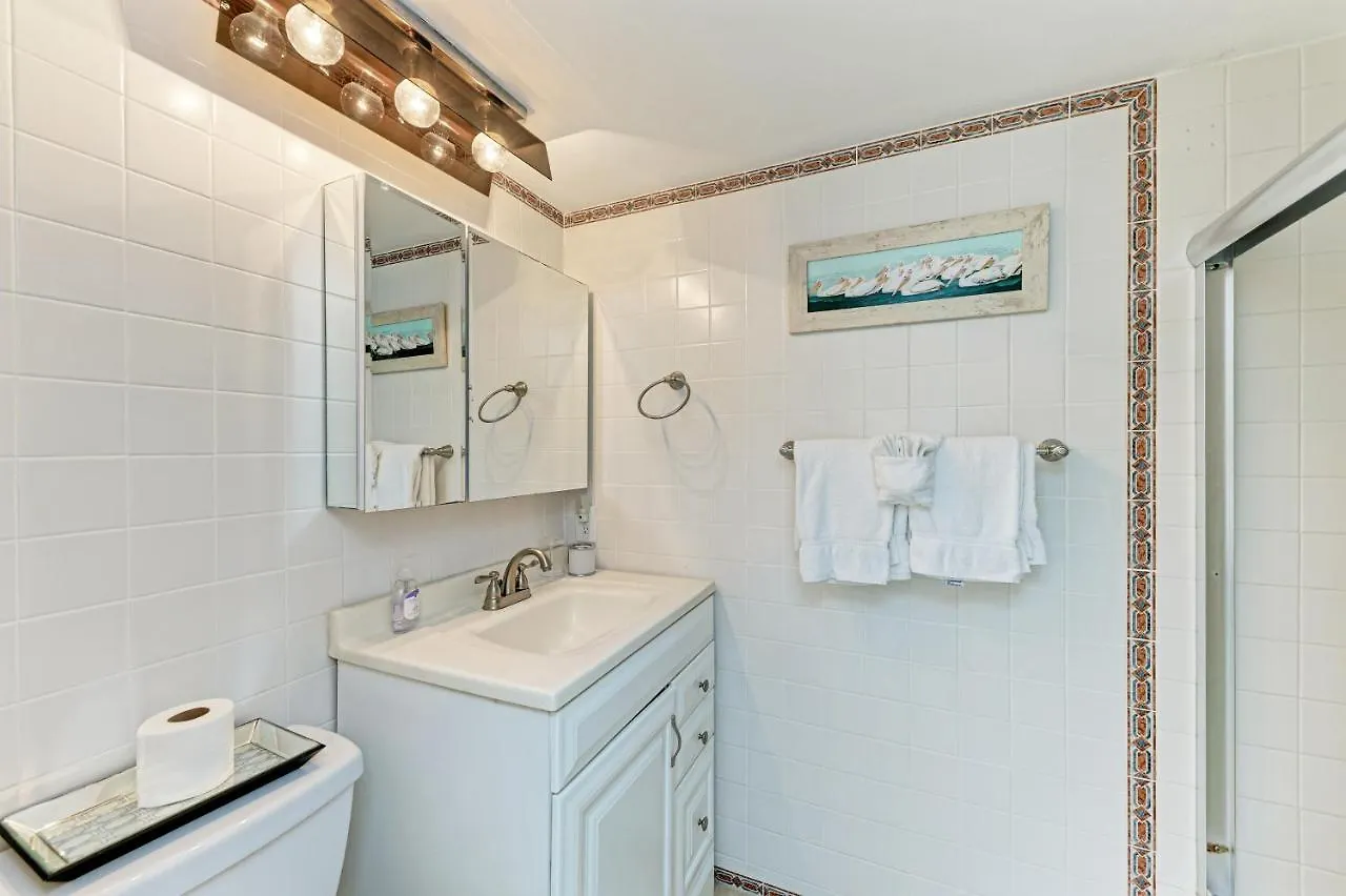 Sea Grape 2- Beachfront Apartment *