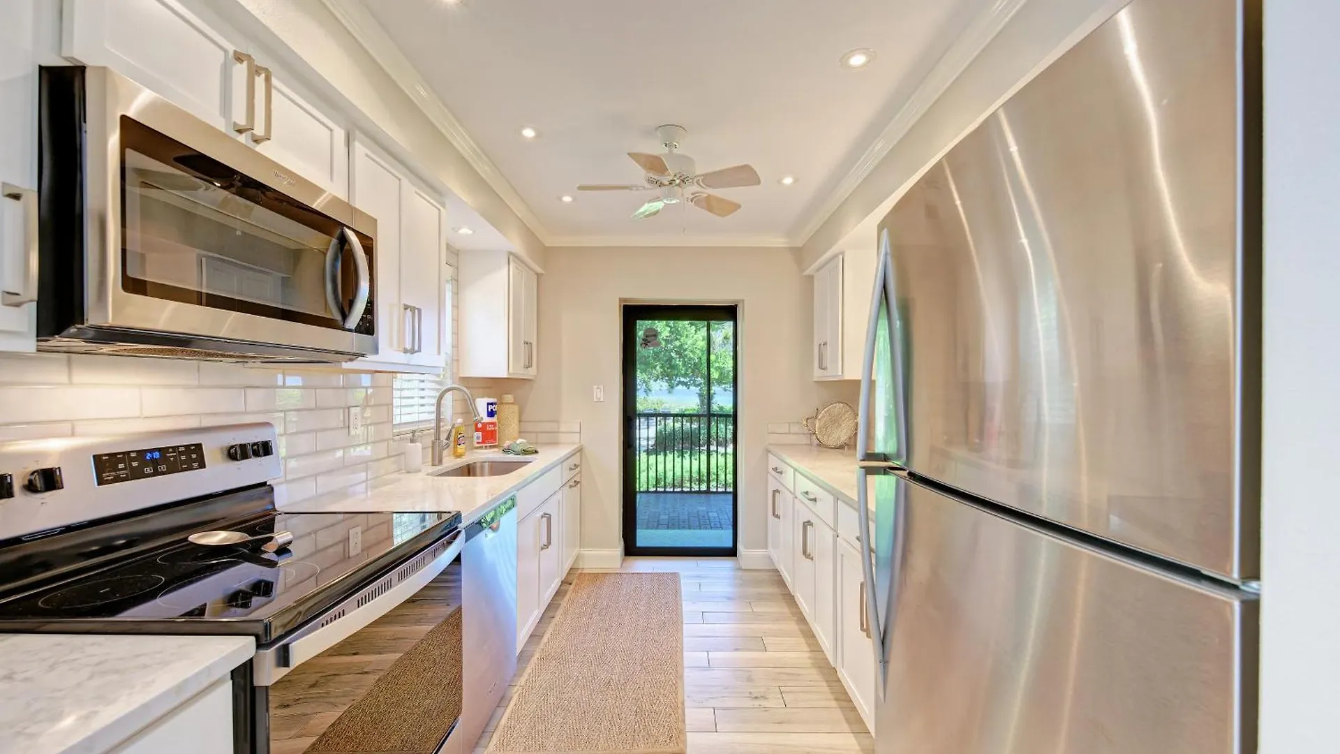 Sea Grape 1- Beachfront Apartment *