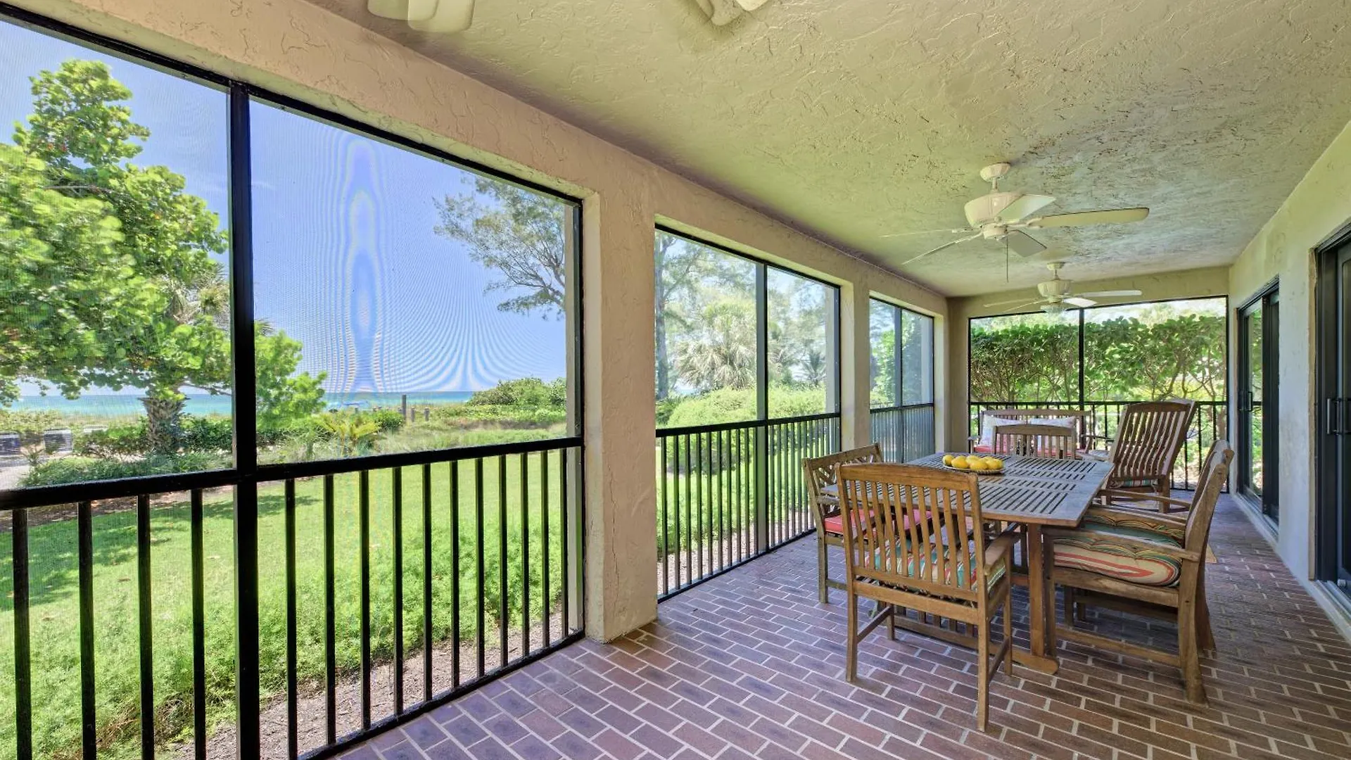 Sea Grape 1- Beachfront Apartment *