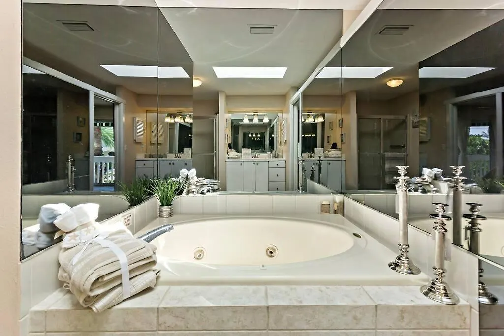 House Beauty With Peek-a-views *