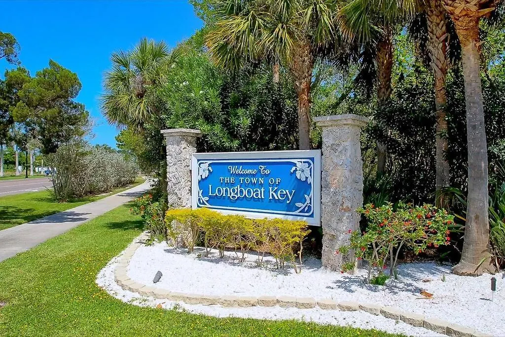 House Beauty With Peek-a-views Longboat Key