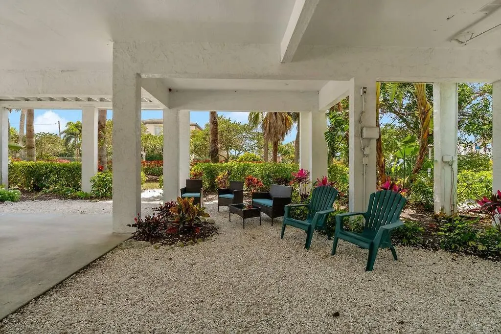House Beauty With Peek-a-views Longboat Key