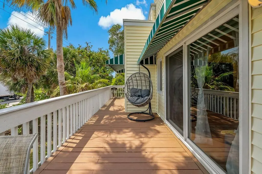 House Beauty With Peek-a-views Longboat Key