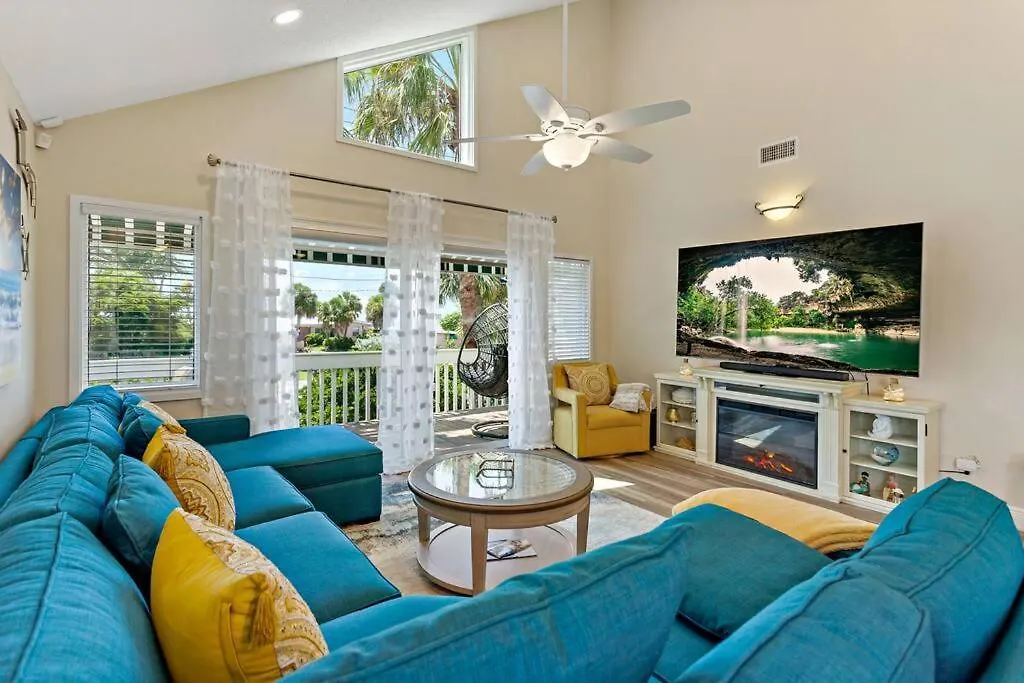 House Beauty With Peek-a-views *