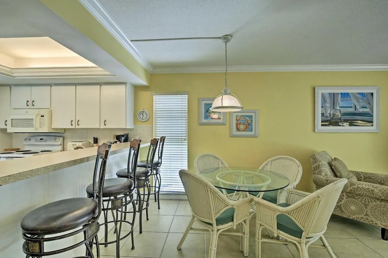 Escape - Walk To The Beach! Apartment
