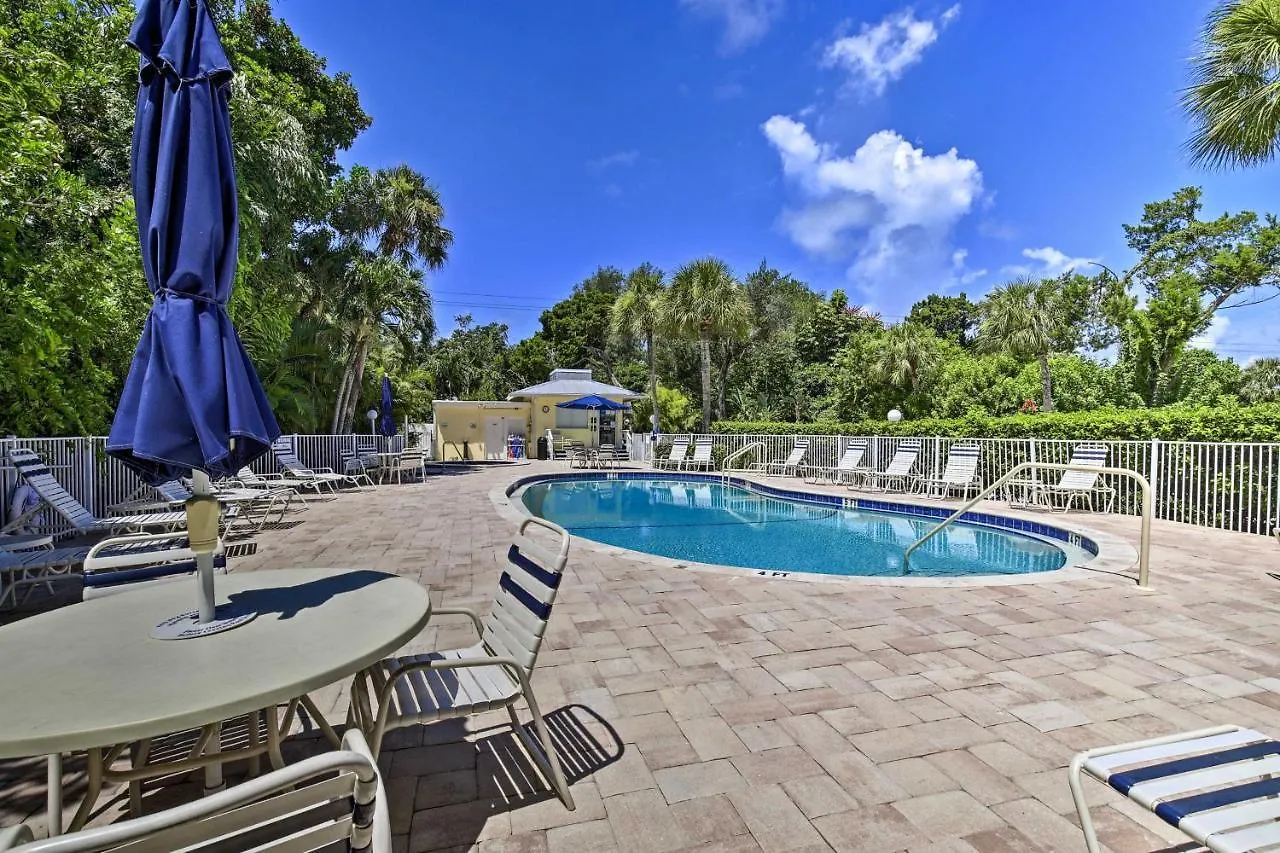 Apartment Escape - Walk To The Beach! *