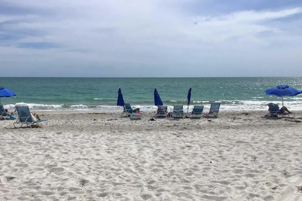 Escape - Walk To The Beach! Apartment *