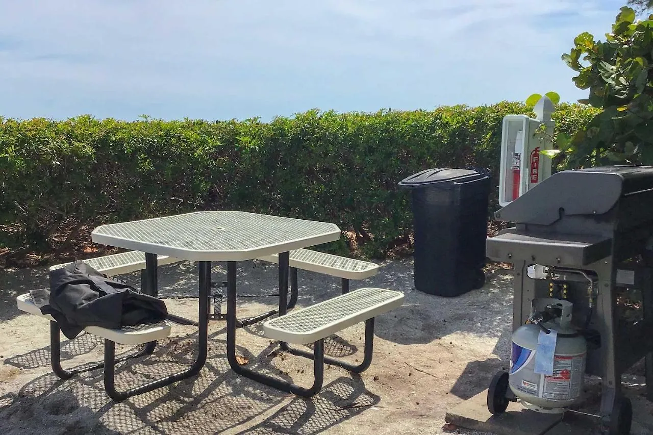 Apartment Escape - Walk To The Beach! *