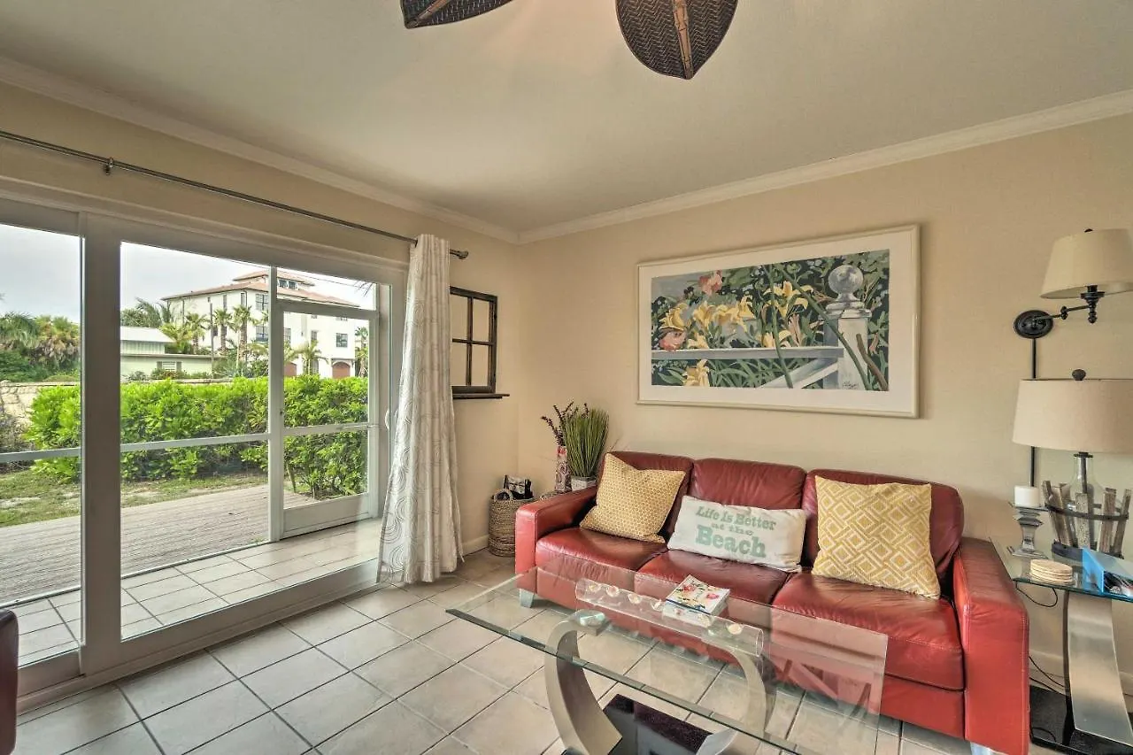 With Lanai Walk To And Shops Apartment *