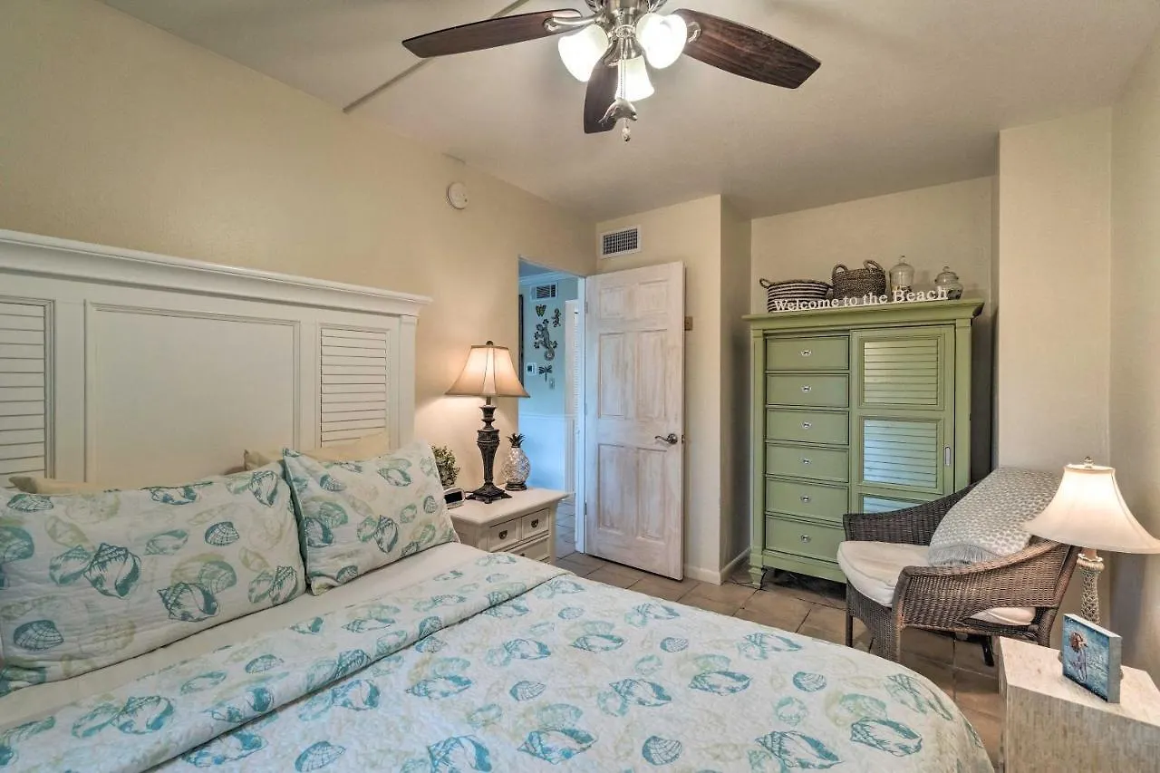 With Lanai Walk To And Shops Longboat Key