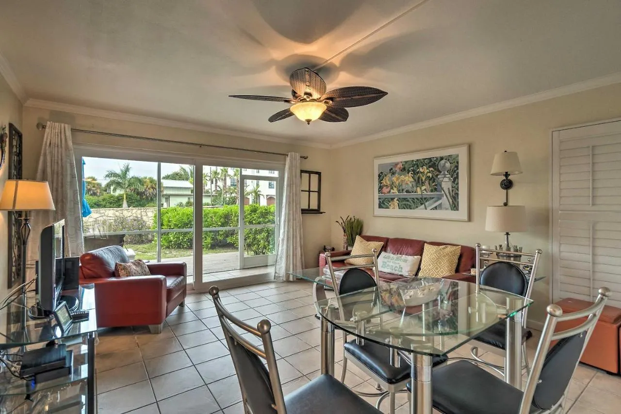 With Lanai Walk To And Shops Apartment *