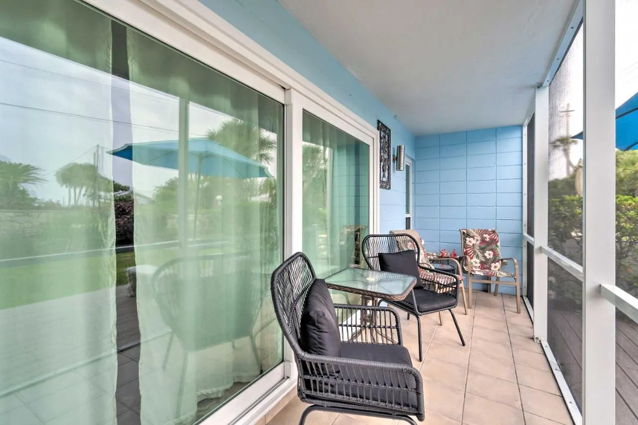 Apartment With Lanai Walk To And Shops *
