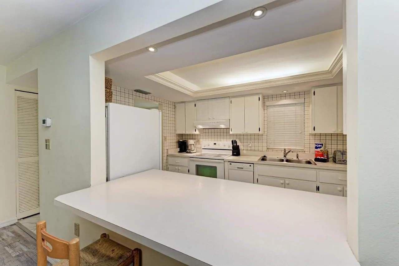 Sea Grape 3 - Beachfront Apartment *