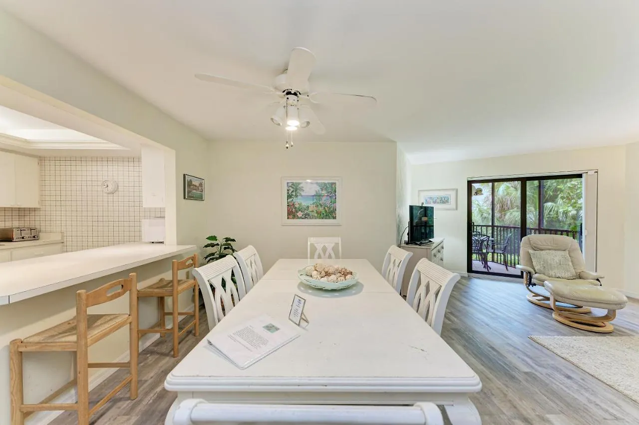 Sea Grape 3 - Beachfront Apartment *