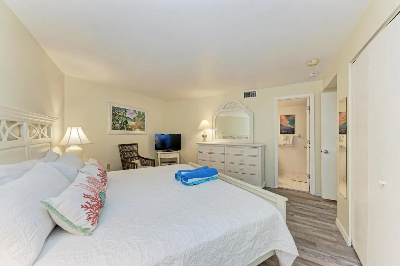 Sea Grape 3 - Beachfront Apartment