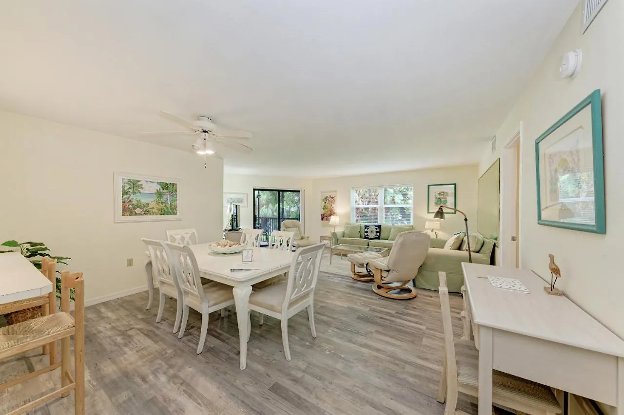 Sea Grape 3 - Beachfront Apartment