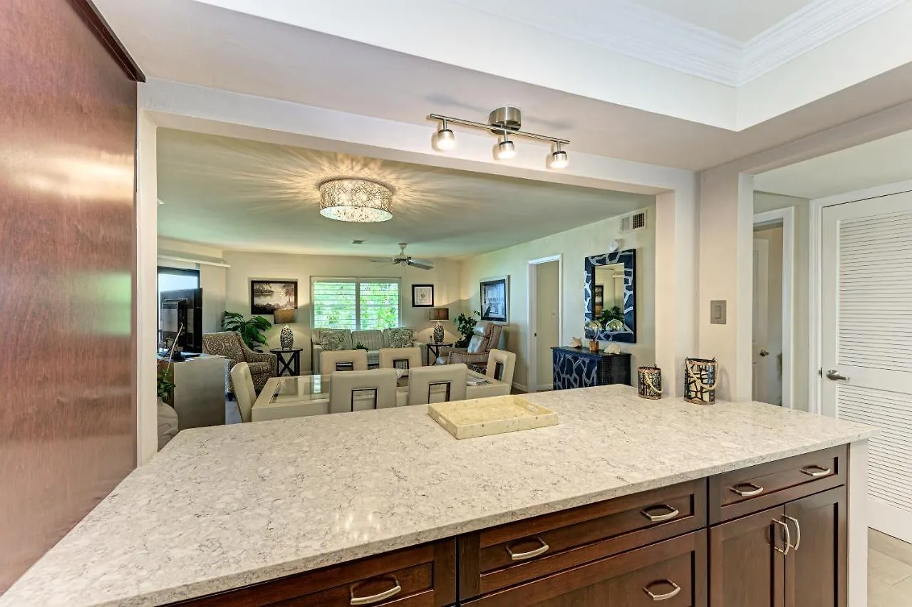 Sea Grape 5- Beachfront Apartment *