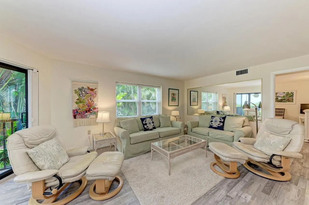 Sea Grape 3 - Beachfront Apartment *