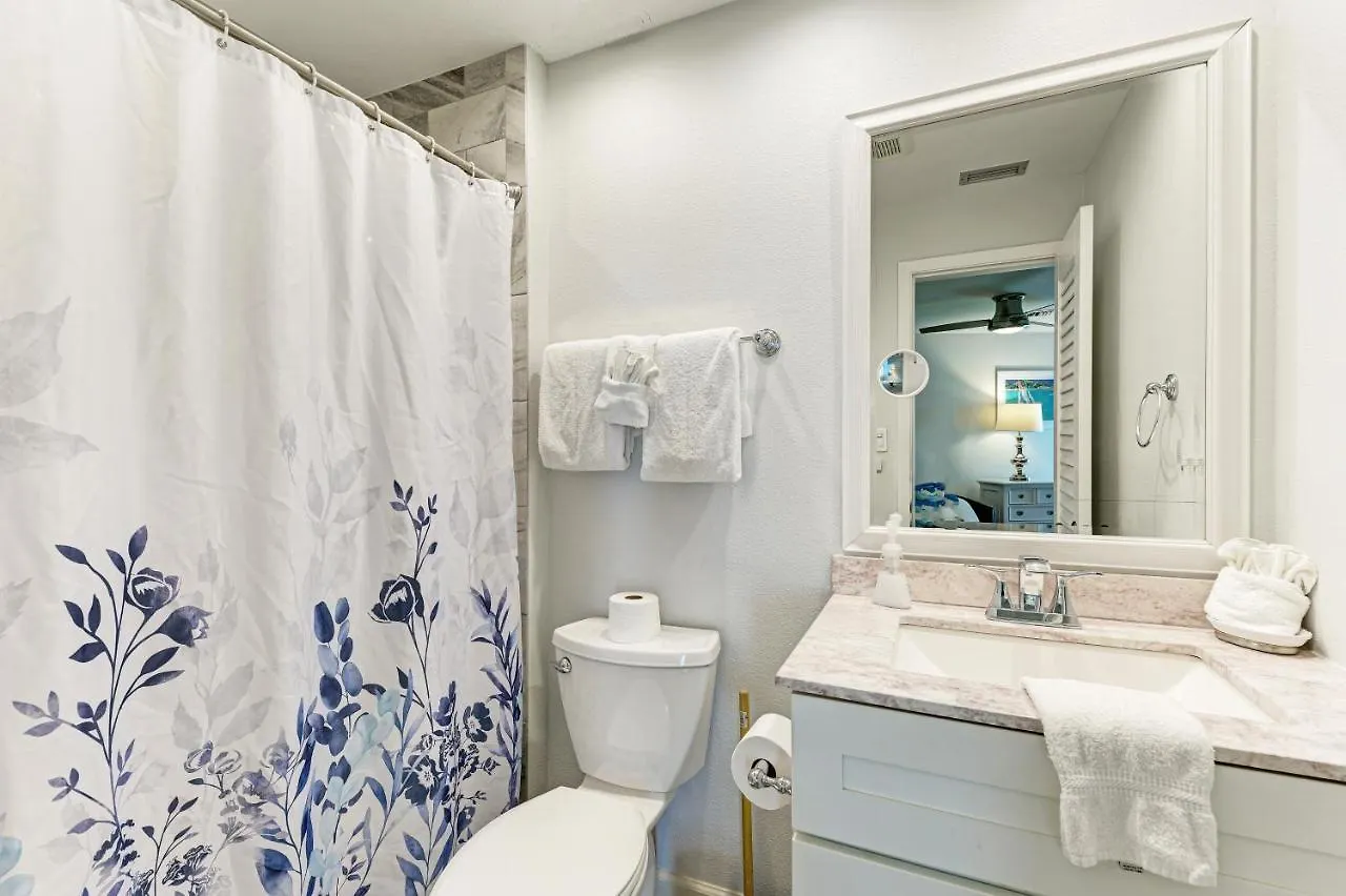 Sea Grape Inn8- Beachfront Apartment *