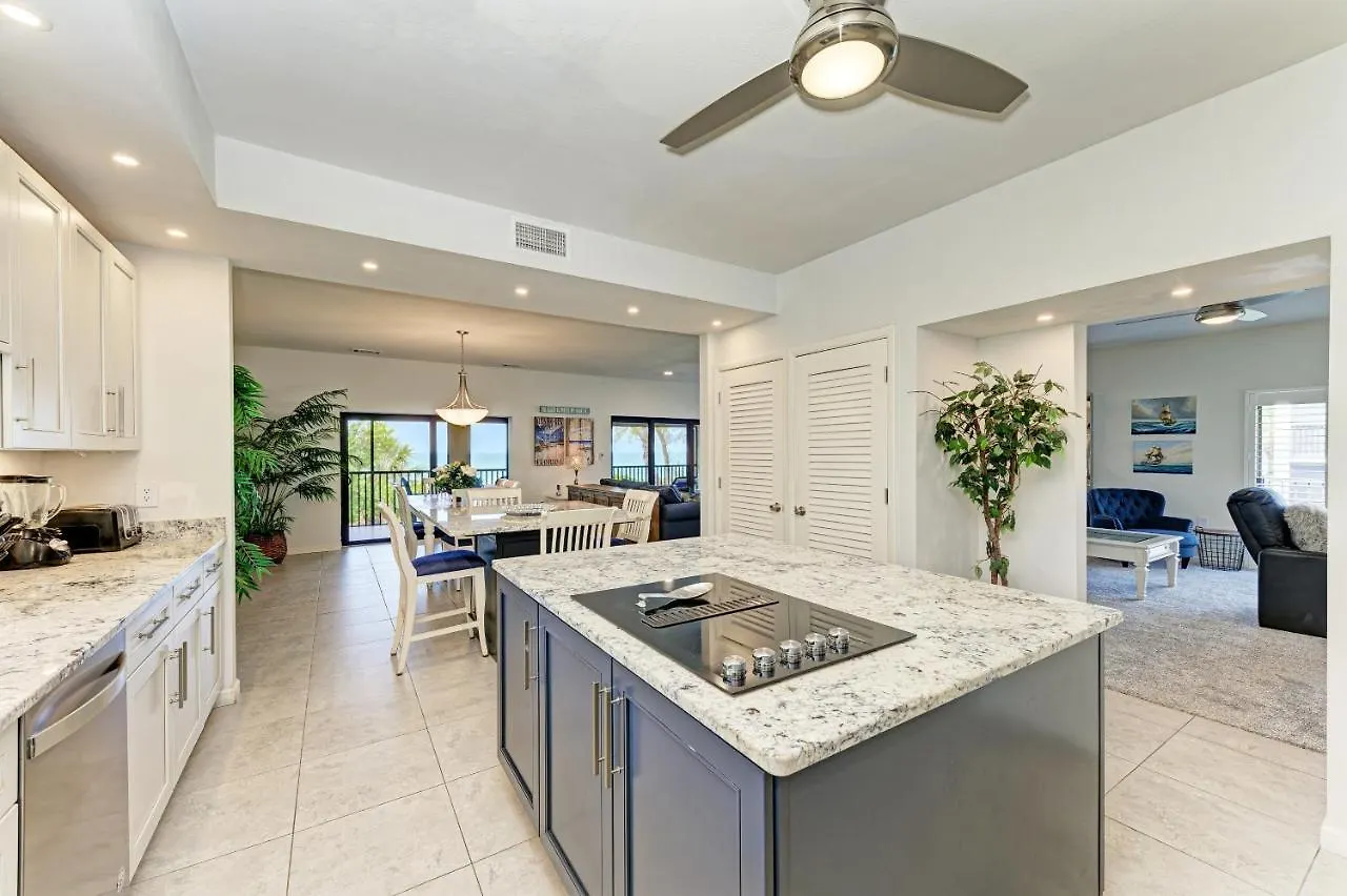 Sea Grape Inn8- Beachfront Apartment