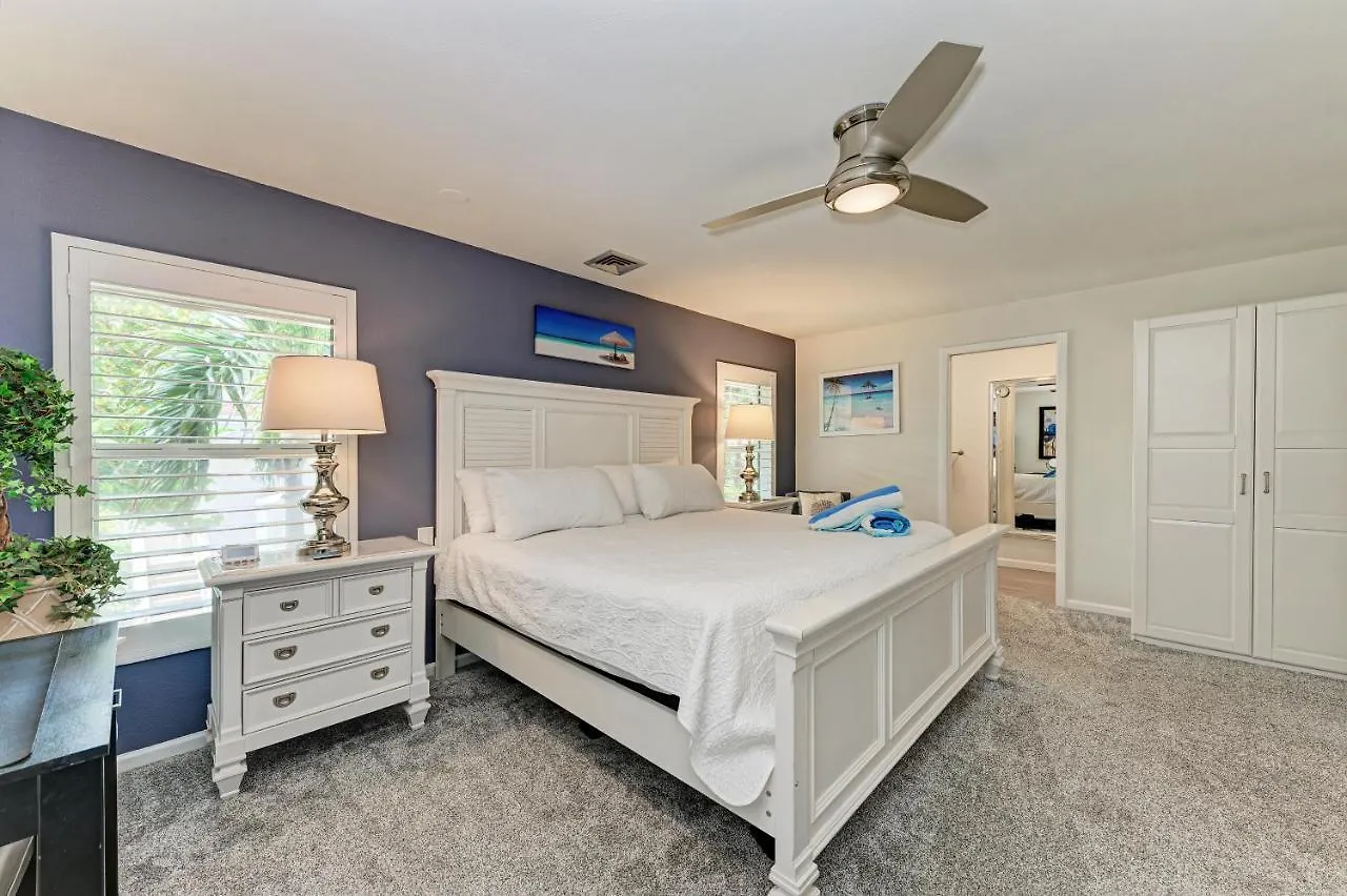 Sea Grape Inn8- Beachfront Apartment