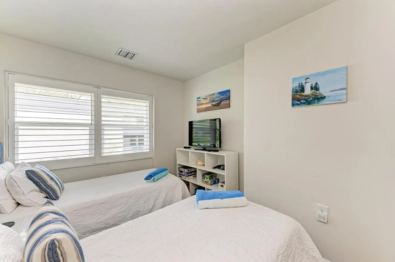 Sea Grape Inn8- Beachfront Apartment *