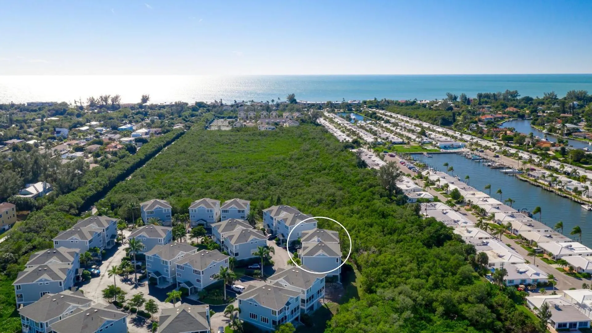Holiday home The Tree House! Beautiful Townhome In With Great Amenities Surrounded By Nature!