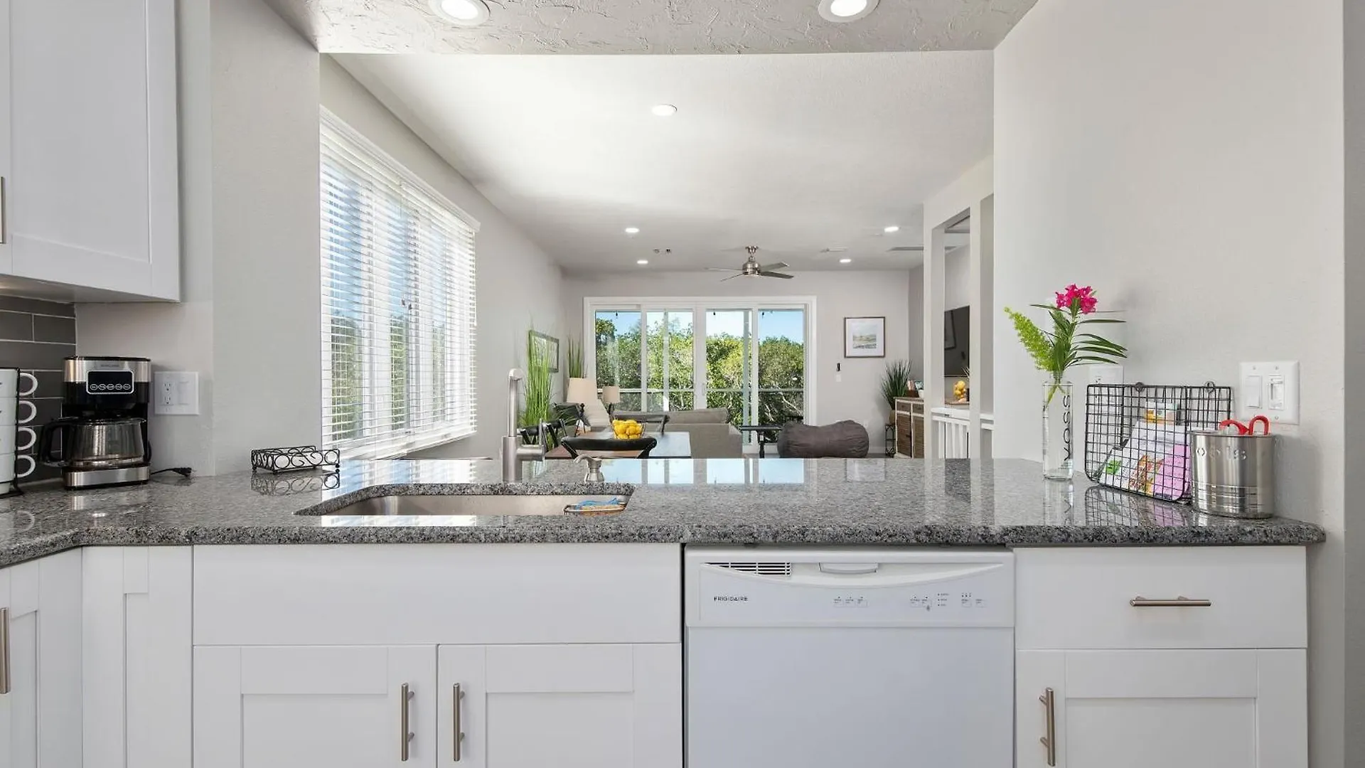 Holiday home The Tree House! Beautiful Townhome In With Great Amenities Surrounded By Nature!