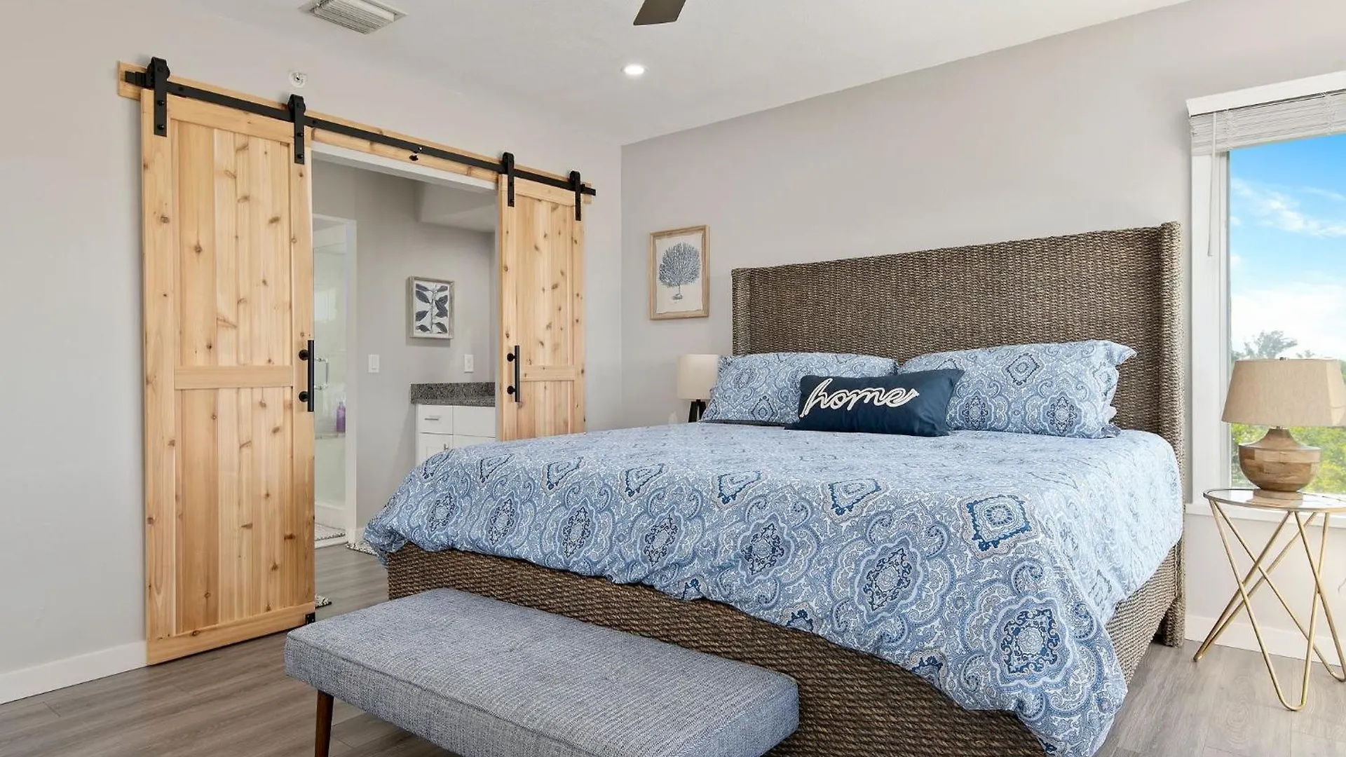 The Tree House! Beautiful Townhome In With Great Amenities Surrounded By Nature! Holiday home