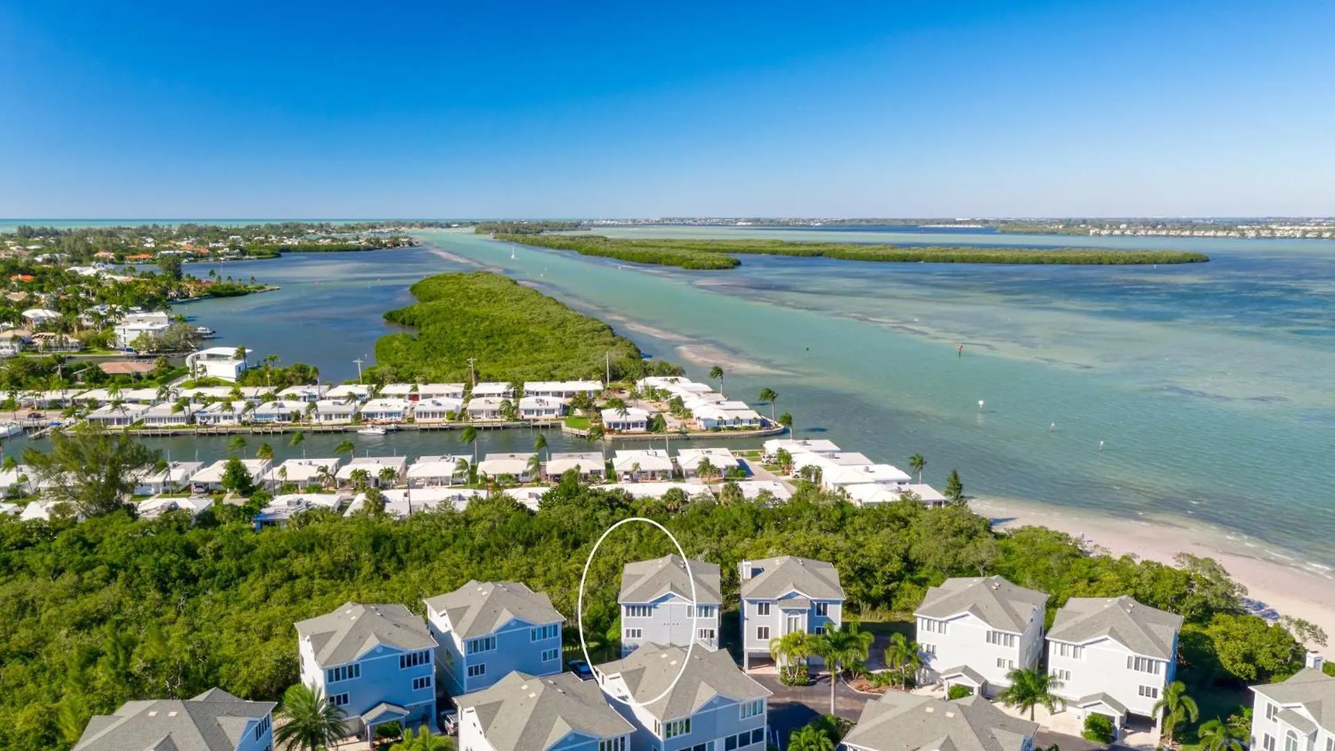 Holiday home The Tree House! Beautiful Townhome In With Great Amenities Surrounded By Nature!