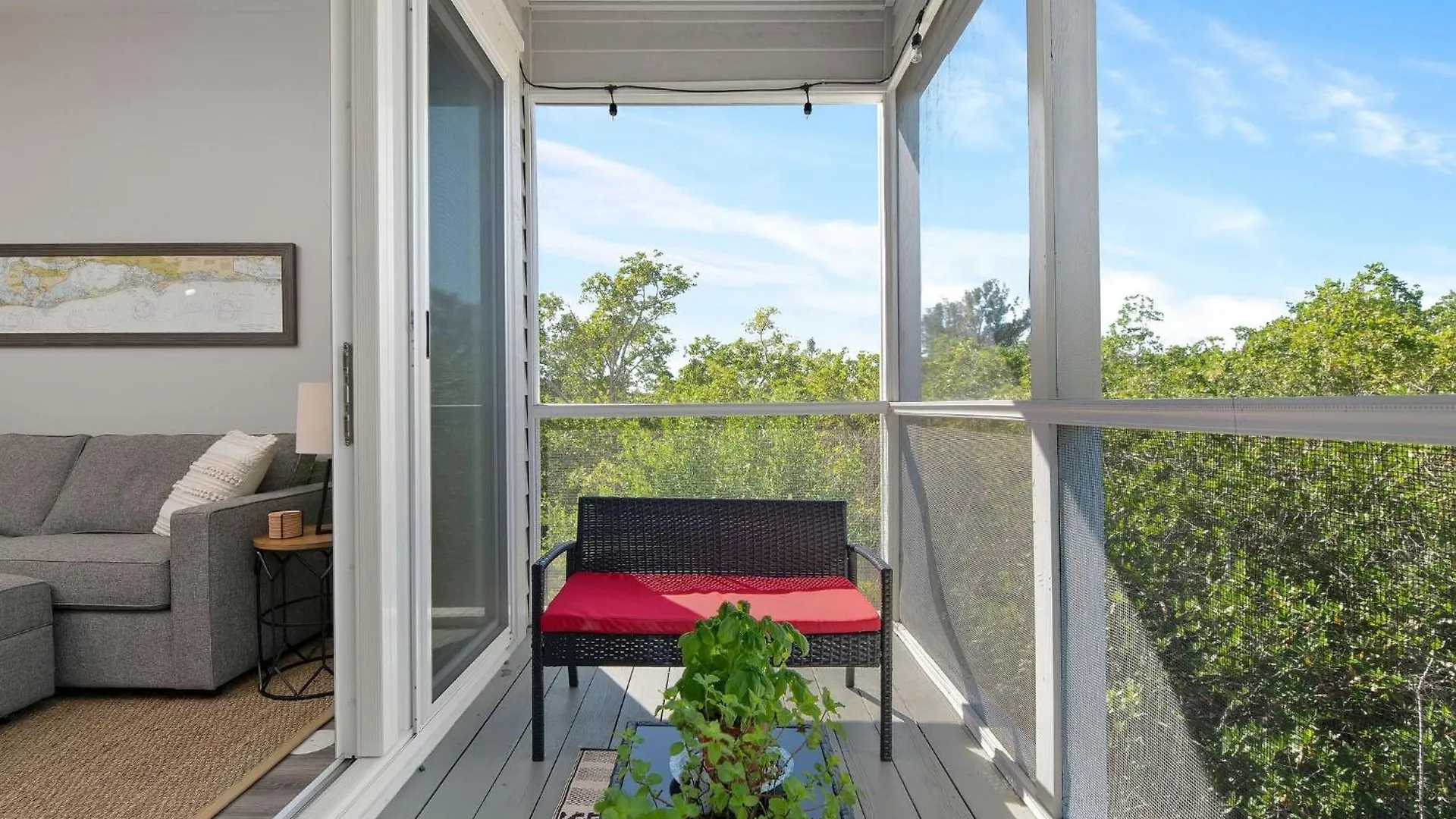 The Tree House! Beautiful Townhome In With Great Amenities Surrounded By Nature! Holiday home