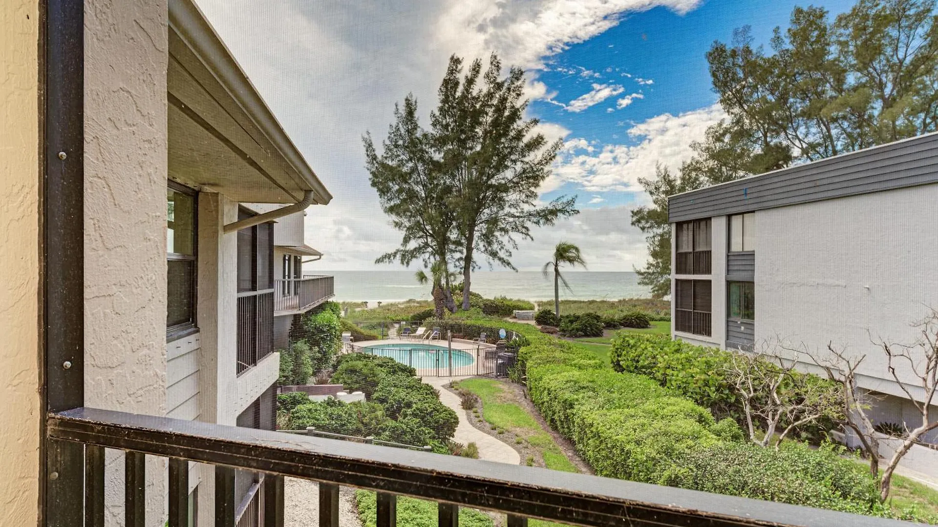 Sea Grape 6- Beachfront Apartment