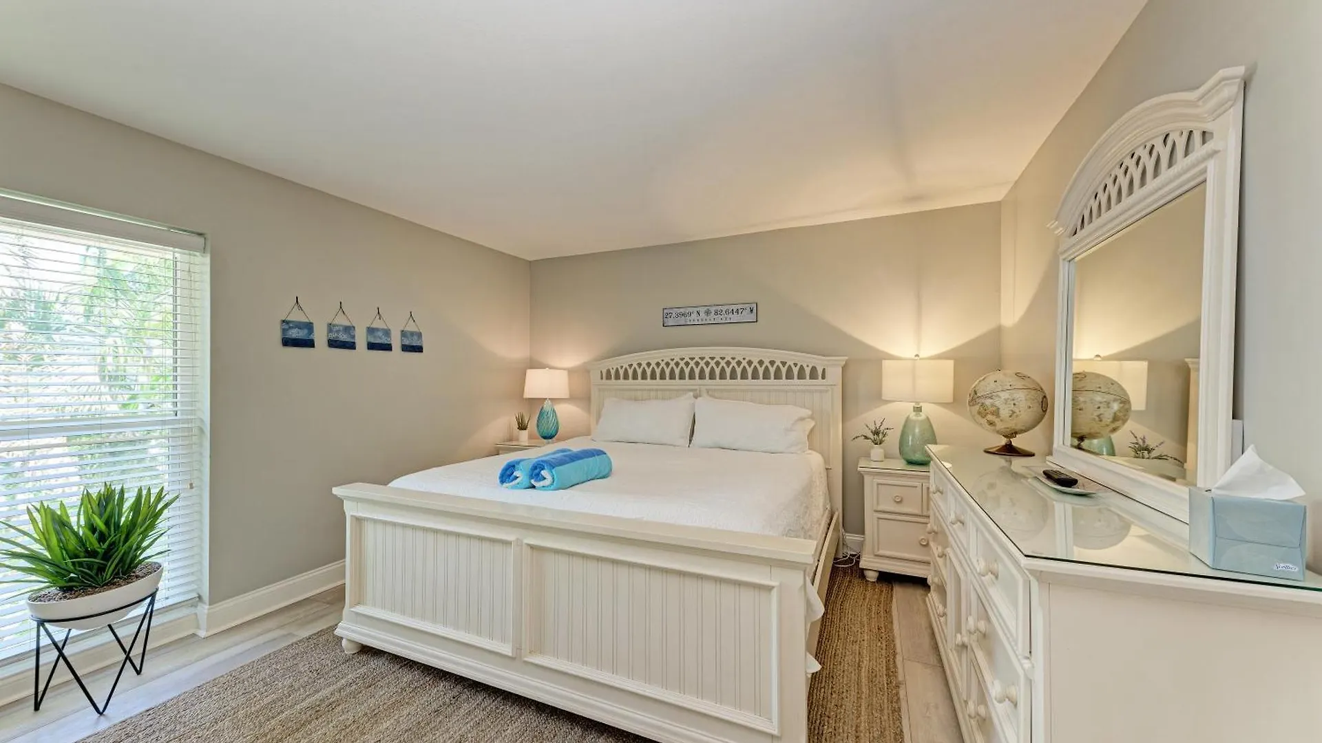 Sea Grape 7 - Beachfront Apartment
