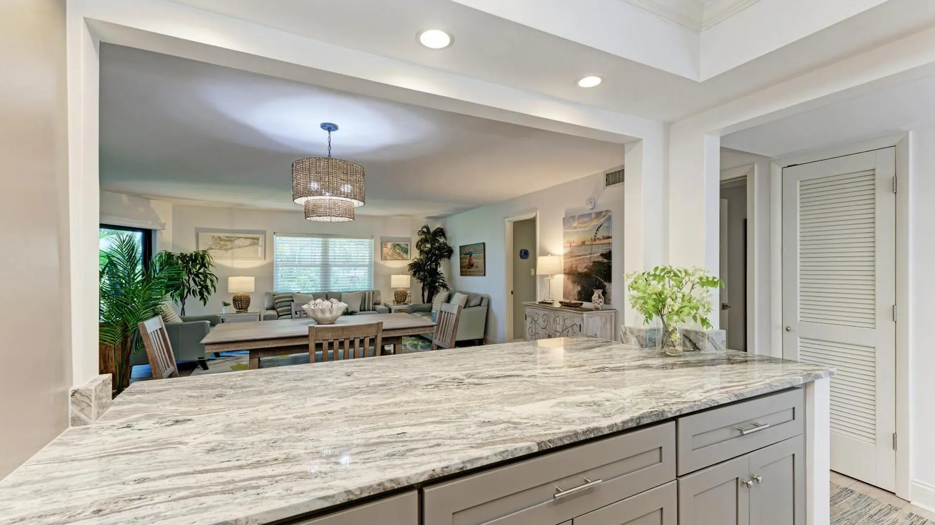Sea Grape 7 - Beachfront Apartment