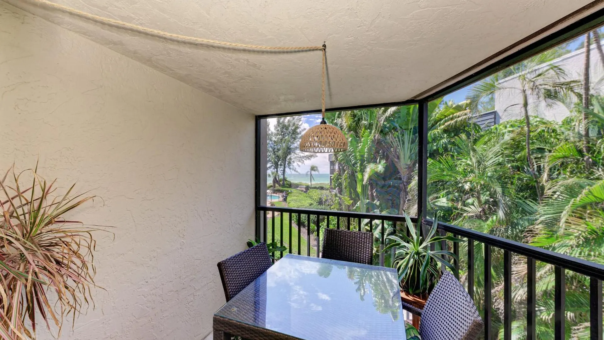 Sea Grape 7 - Beachfront Apartment