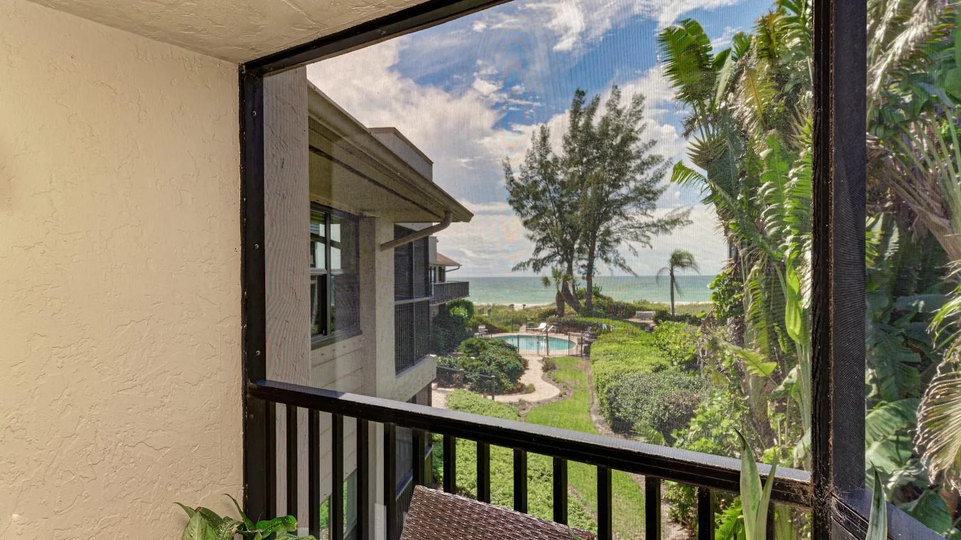 Sea Grape 7 - Beachfront Apartment Longboat Key
