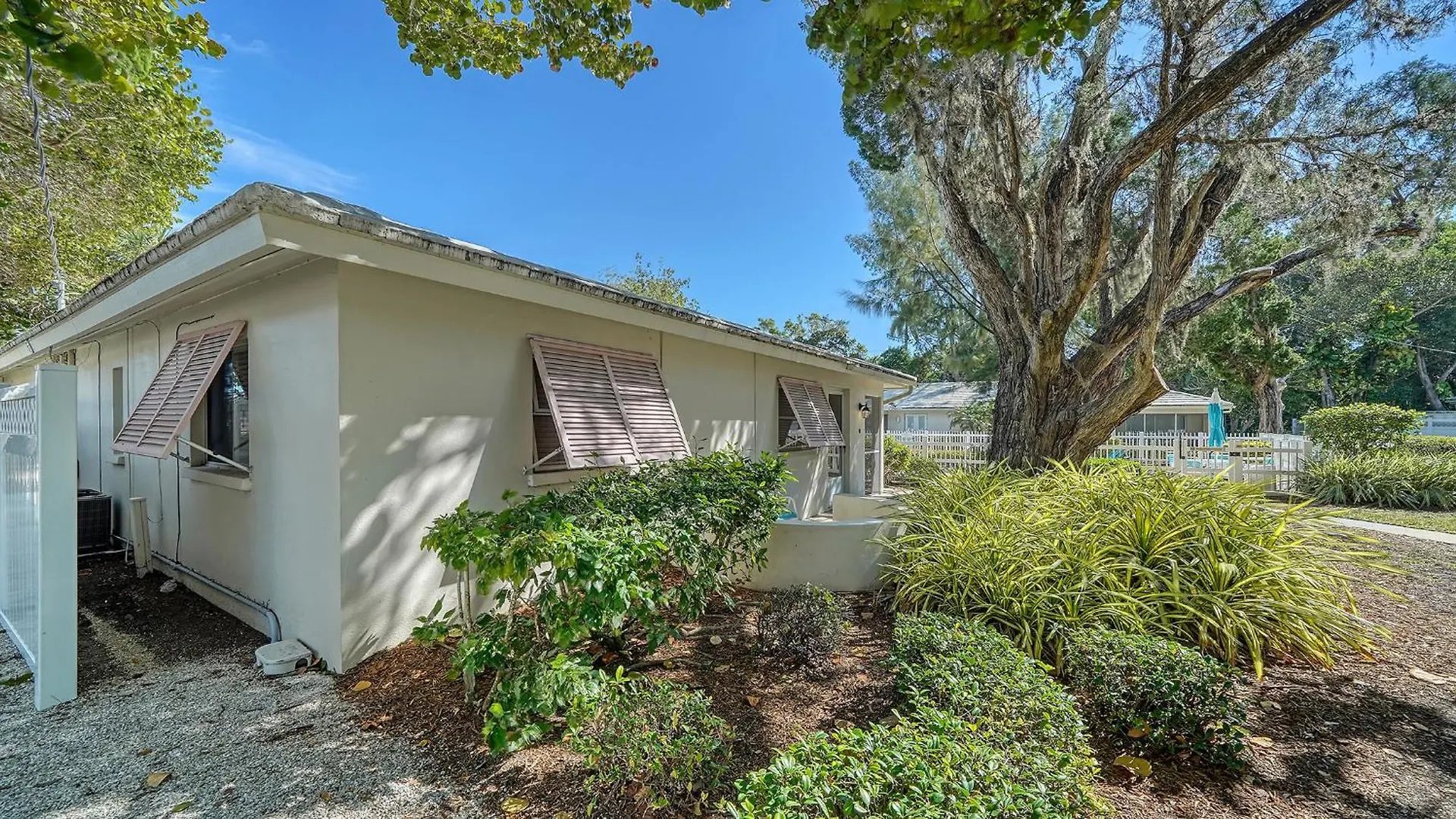 White Sands Of Longboat Apartment *