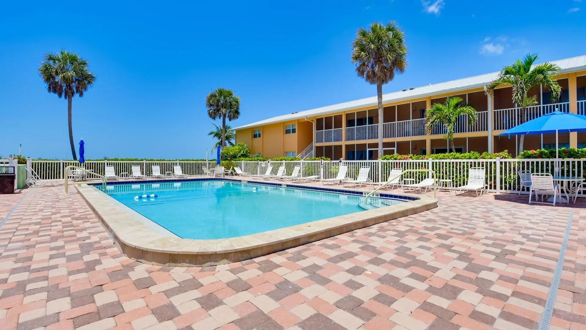 Apartment Gulf Getaway With Porch And Direct Access!