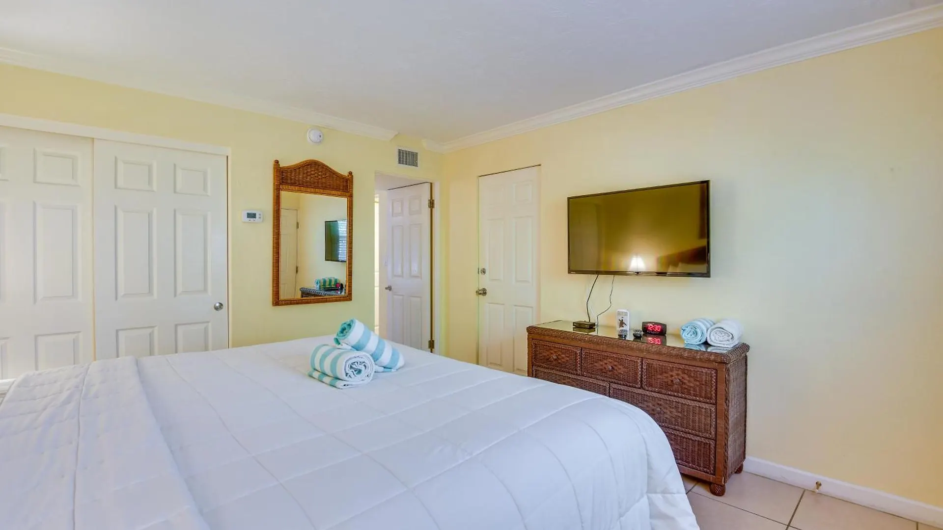 Sunlit Escape With Private Apartment *