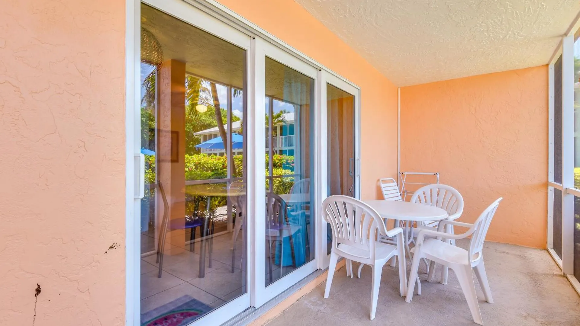 Apartment Sunlit Escape With Private Longboat Key
