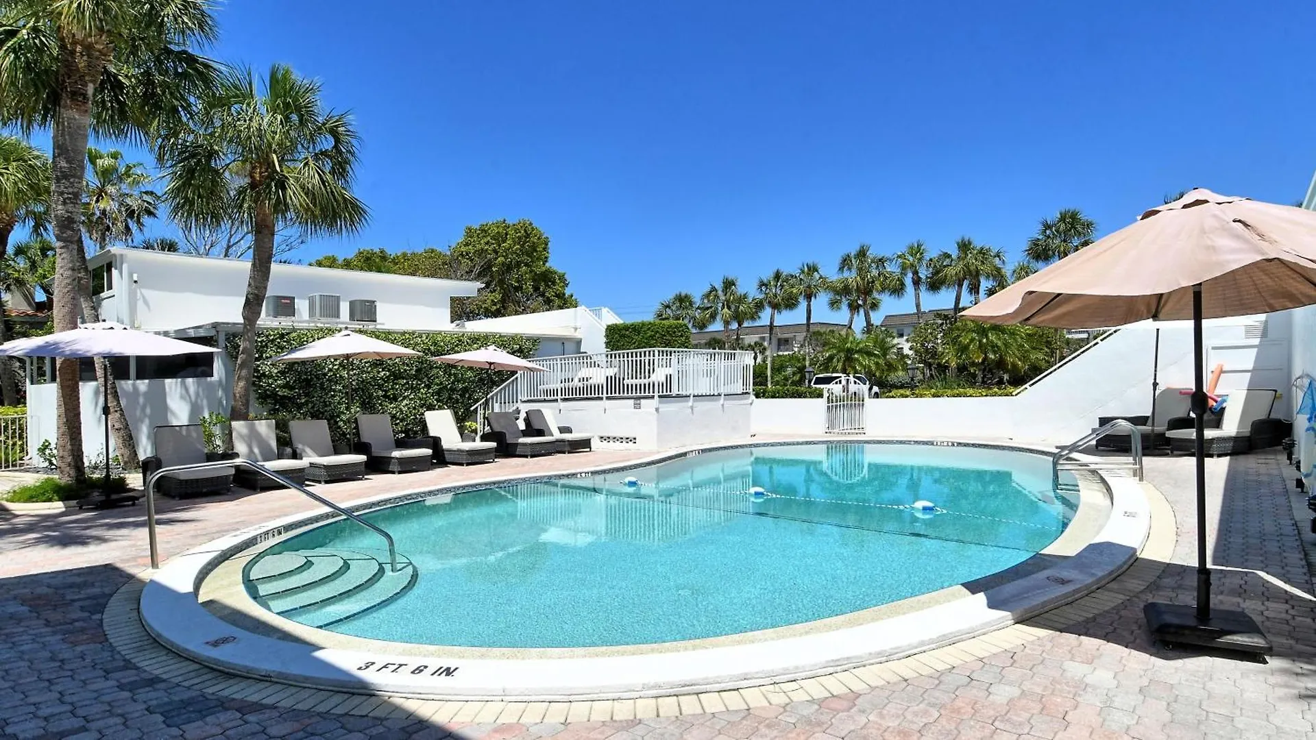 Laplaya 102e-tropical Garden View Near The Pool! Longboat Key