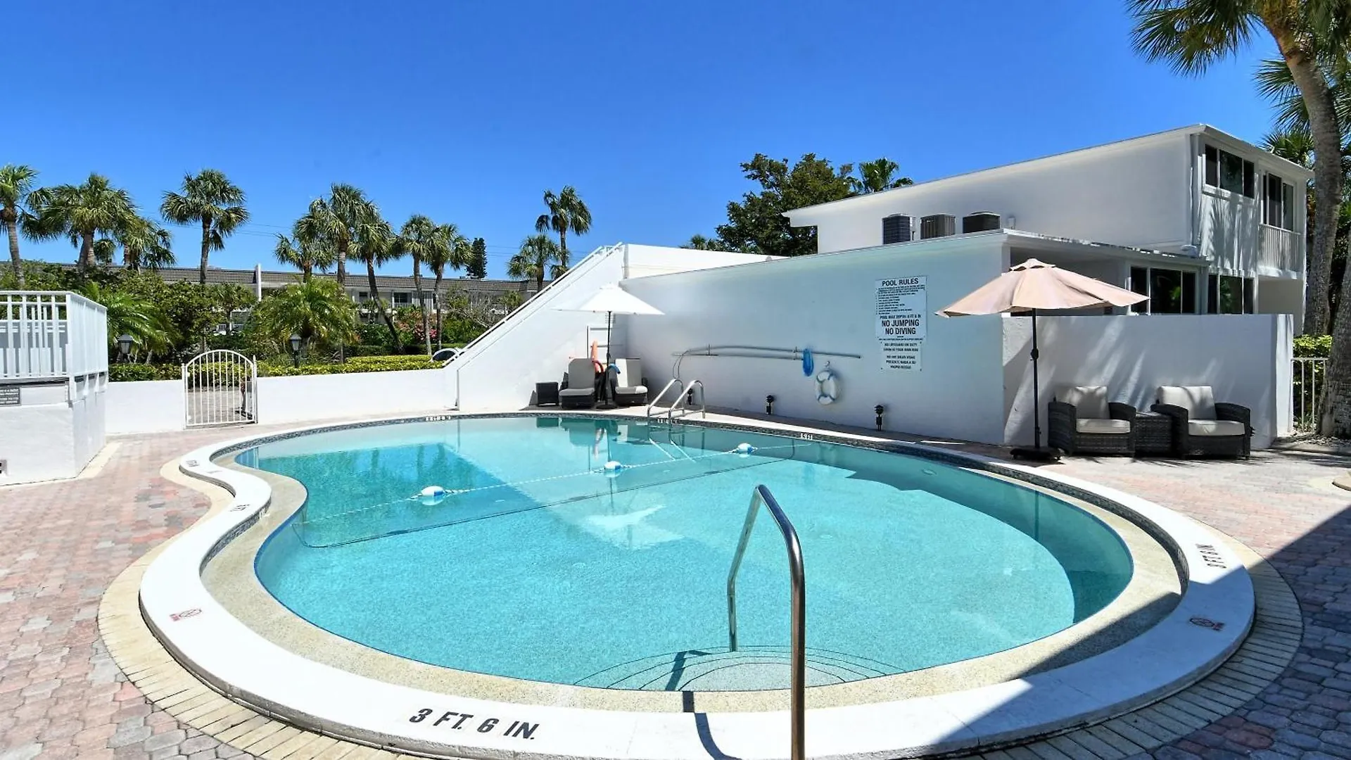 Laplaya 102e-tropical Garden View Near The Pool! Apartment Longboat Key
