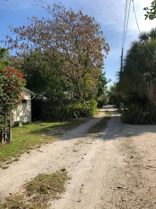 ***bermuda-esque Island Cottage! Steps To Sand!*** Holiday home *