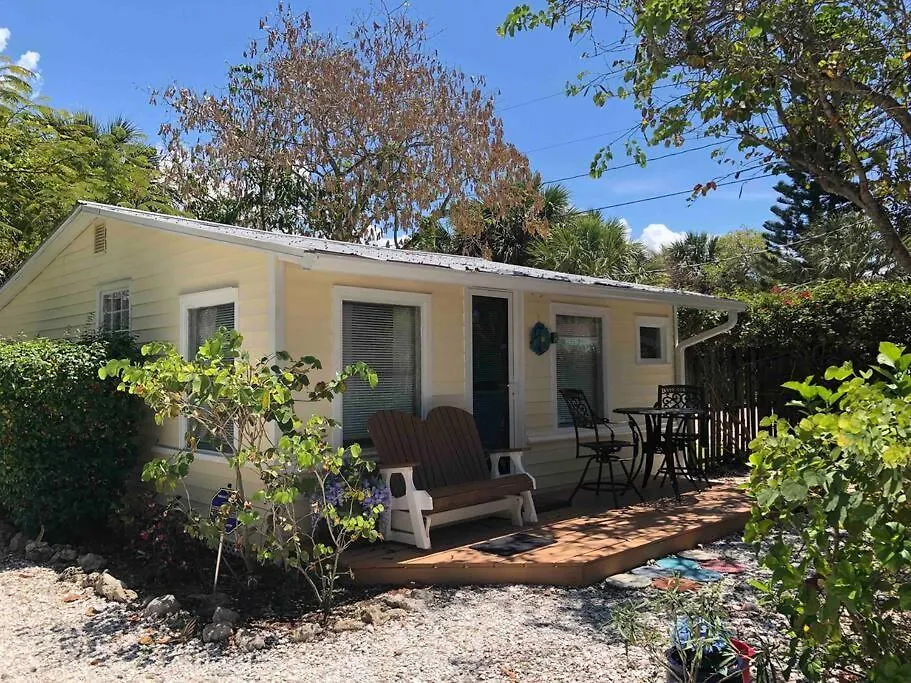 ***bermuda-esque Island Cottage! Steps To Sand!*** Holiday home *