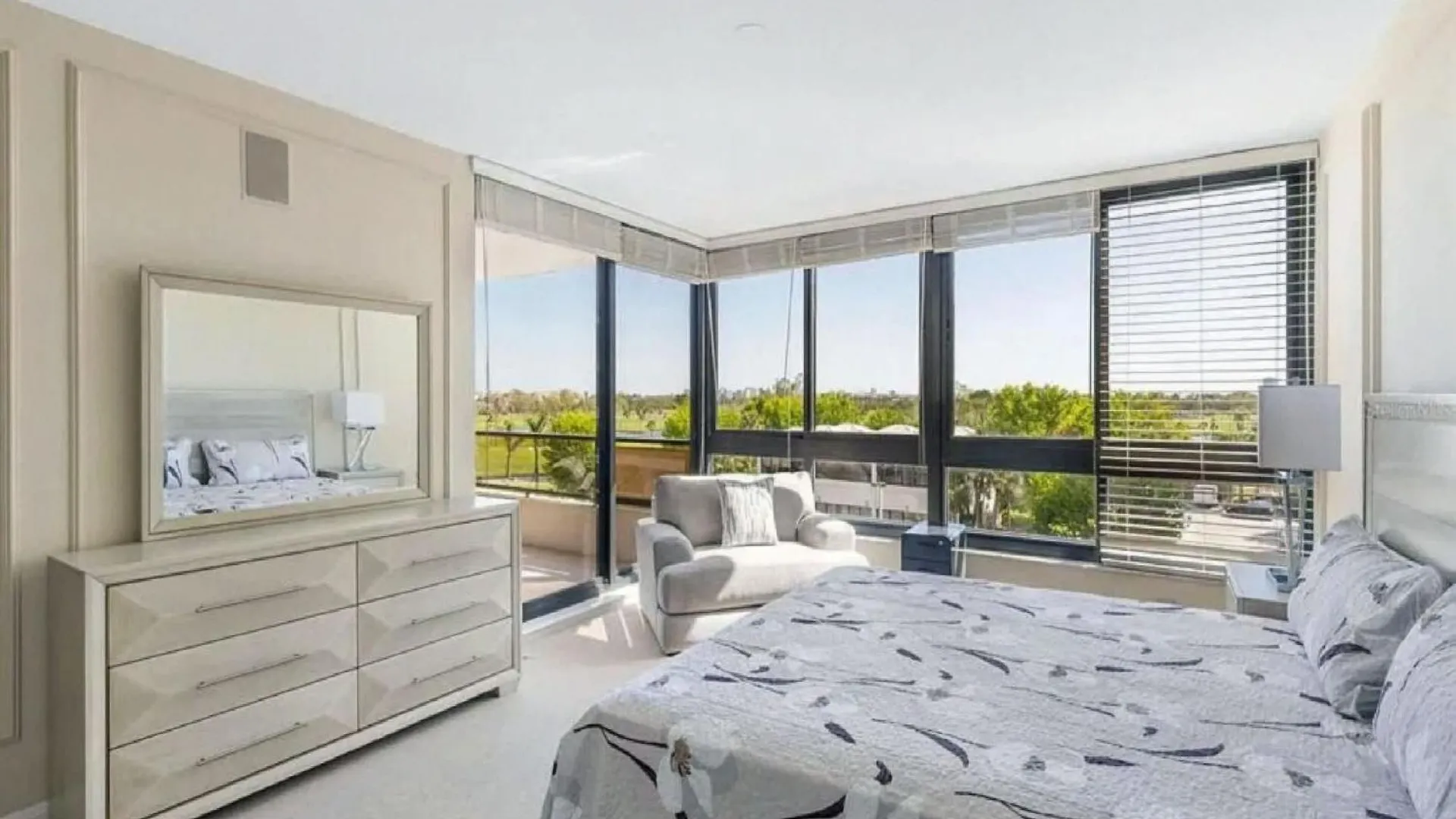 Apartment Beachfront With Beautiful Views On Longboat Key