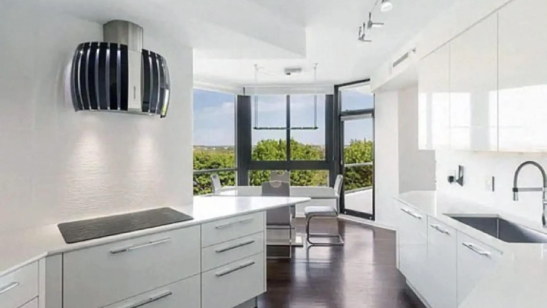 Apartment Beachfront With Beautiful Views On *